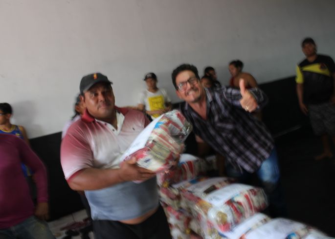 Galerias ZACA ENTREGA DEZENAS DE CESTAS DE ALIMENTOS PARA MORADORES