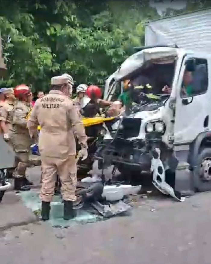 Not Cias Caminh O Ba Colide Violentamente Traseira De Ca Amba E