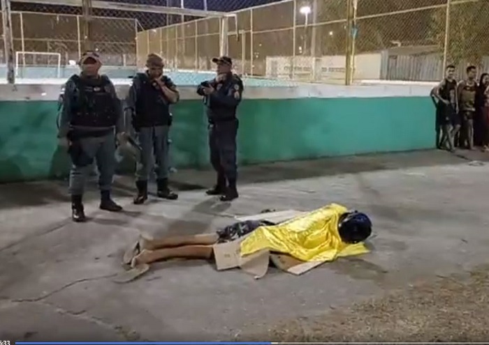 Notícias IMAGENS FORTES Homem é assassinado e mulher é atingida por