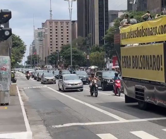 Notícias Direita faz carreata por impeachment de Bolsonaro após