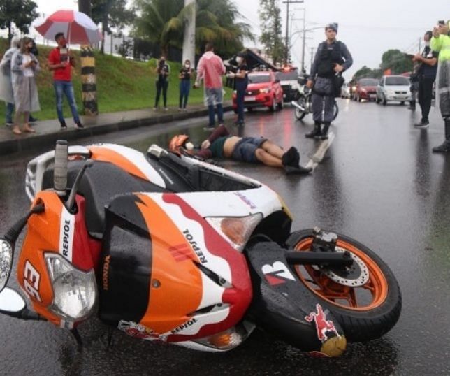 Notícias IMAGENS FORTES Motociclista bate violentamente em traseira