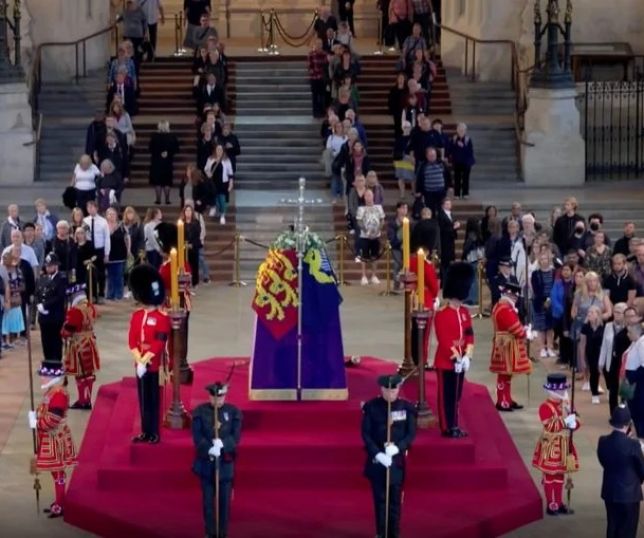 Notícias Fila para ver caixão da rainha Elizabeth II chega a 7 km em