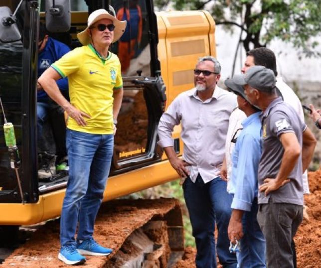 Notícias Prefeito David Almeida acompanha obra emergencial na avenida