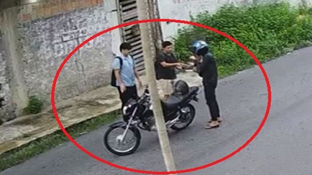 Notícias Câmera de segurança filma motoqueiro assaltando dois