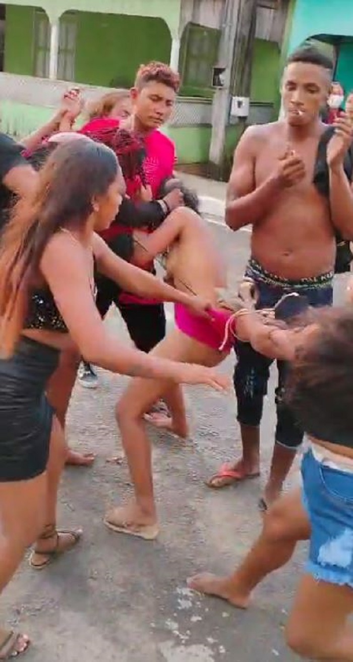 Notícias | Vídeo mostra briga envolvendo homens e mulheres em plena via  pública no município de Carauari, interior do Amazonas. VEJA AS IMAGENS |  Portal do Zacarias - A verdade da informação