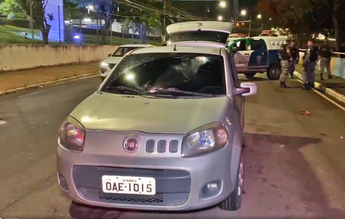 O carro Fiat Uno que os bandidos usaram para tentar
matar rivais no bairro de Santo Agostinho
(Fotos: Divulgação) 
