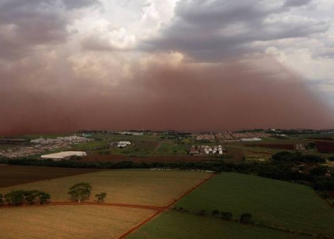 Tempestade de poeira atinge Ribeirão Preto, no interior de SP