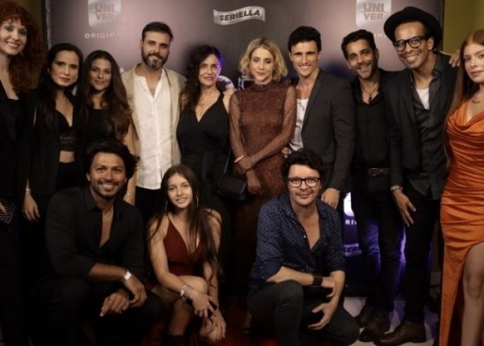 Galerias | Elenco e equipe celebram o sucesso da série Até Onde Ela Vai ...