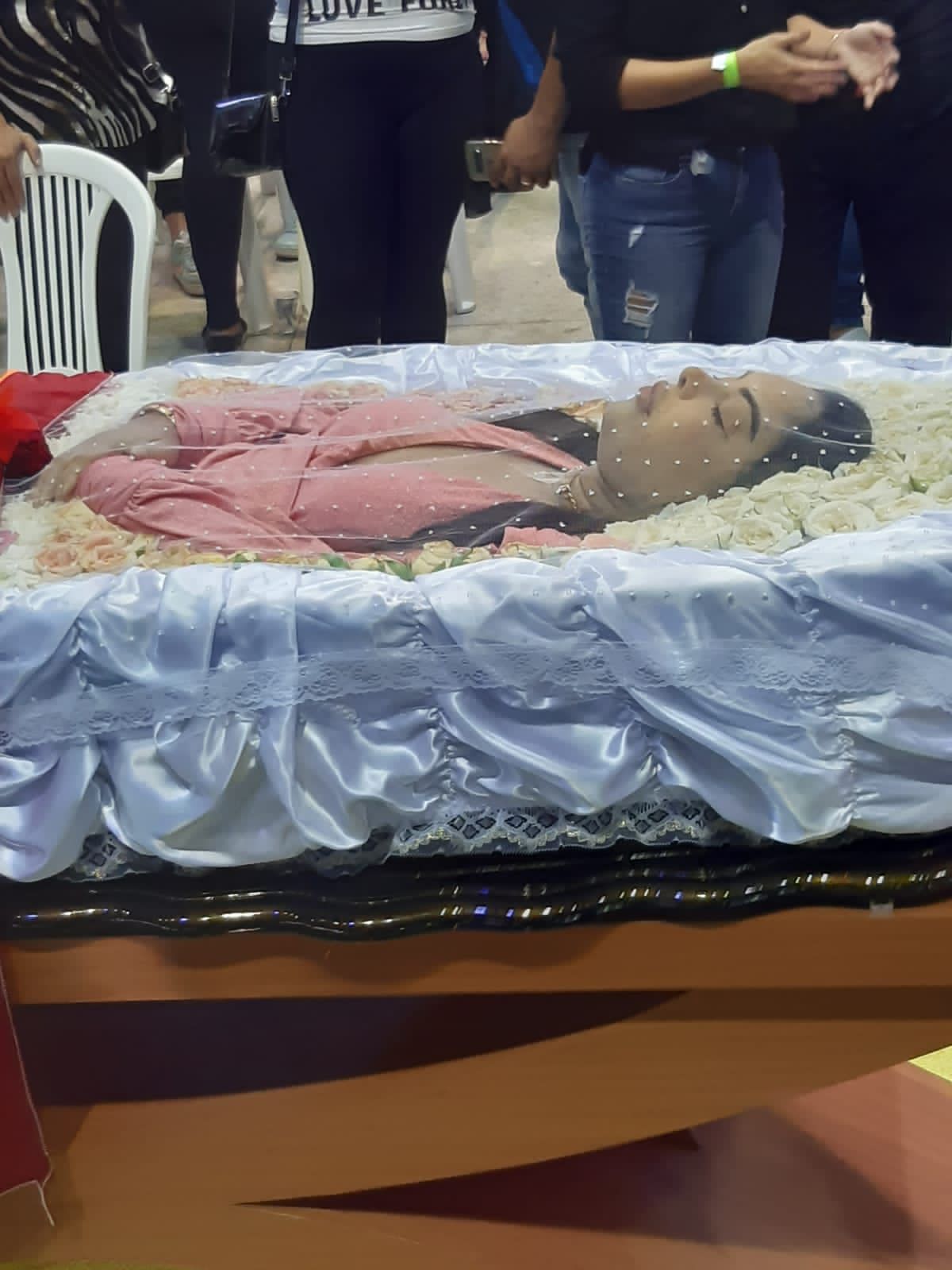 Notícias IMAGENS FORTES! Velório de Paulinha