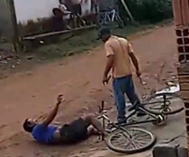 Homem desmaia ao ser atingido com bola de sinuca no pescoço durante briga  em Manaus