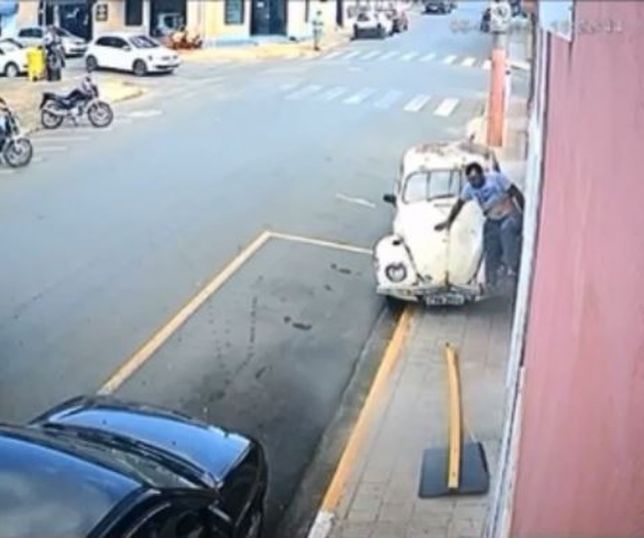 Notícias Imagens Fortes Casal é Atropelado Por Caminhão E Homem é