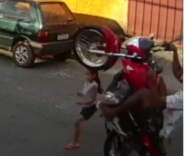 Notícias Vídeo mostra o momento em que homem empina motocicleta e atropela uma criança de Notícias Vídeo mostra o momento em que homem empina motocicleta e atropela uma criança de