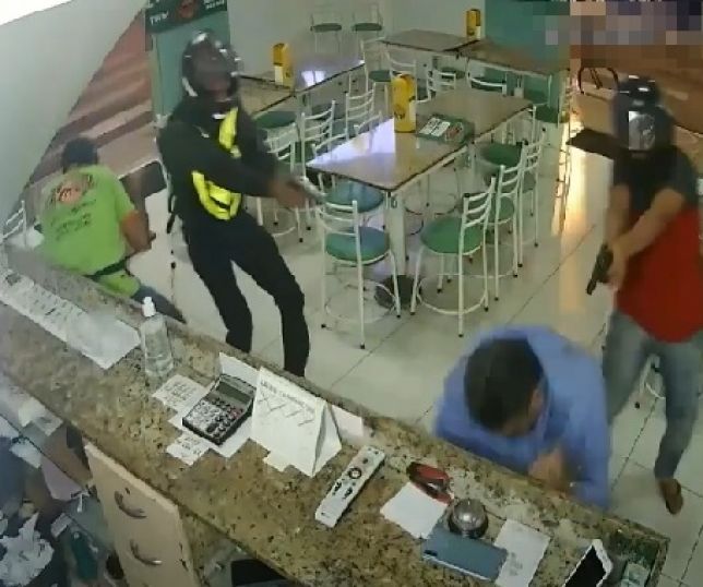 Notícias IMAGENS FORTES Câmeras de segurança flagram o momento em que homem é executado a