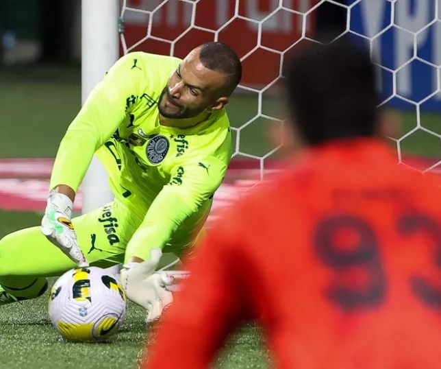 Não pega pênalti? Weverton tem média superior à de Marcos em séries  decisivas no Palmeiras, palmeiras