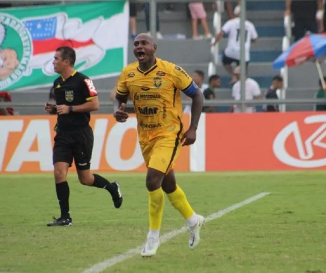 Ônibus que levava time da Série D tomba na estrada a caminho de jogo;  Ninguém se feriu, brasileirão série d