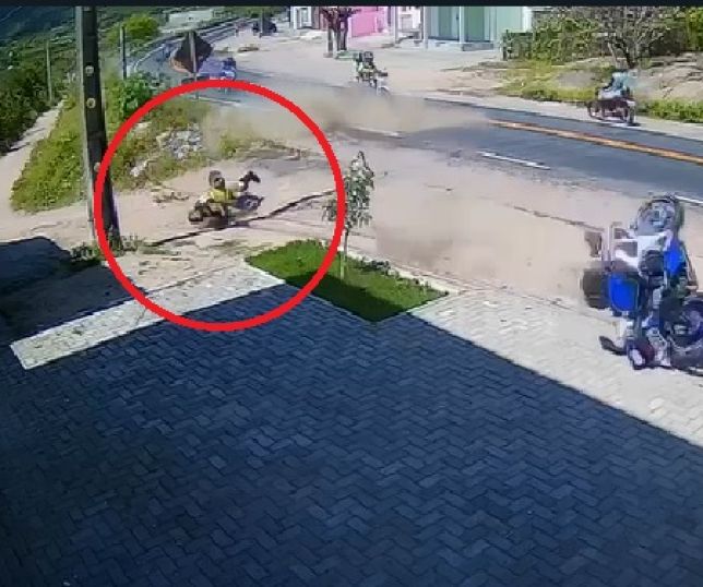 Notícias Câmera De Segurança Flagra Momento Em Que Motociclista Sofre