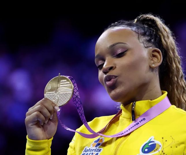 Notícias Rebeca Andrade conquista bronze na trave, e Brasil bate