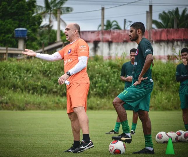 Com passagem no futebol português, meia Ikaro é o novo reforço do