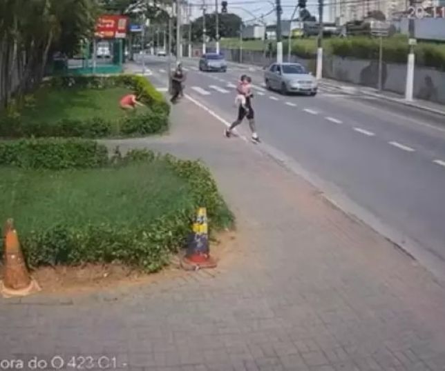 Homem tenta arrancar criança da mão de babá e tenta fugir com ela. VEJA VÍDEO