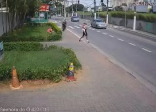 Homem tenta arrancar criança da mão de babá e tenta fugir com ela. VEJA VÍDEO