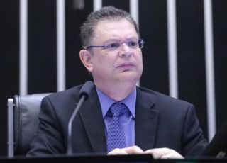 Líder do PL dá bronca em deputados por lotarem julgamento de Bolsonaro