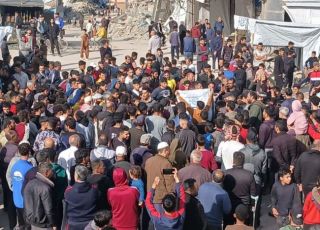 Centenas participam de protesto contra o Hamas em Gaza