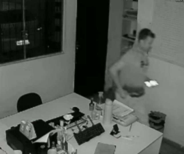 Veja quando mulher acha celular em banheiro de empresa em Manaus. VEJA VÍDEO