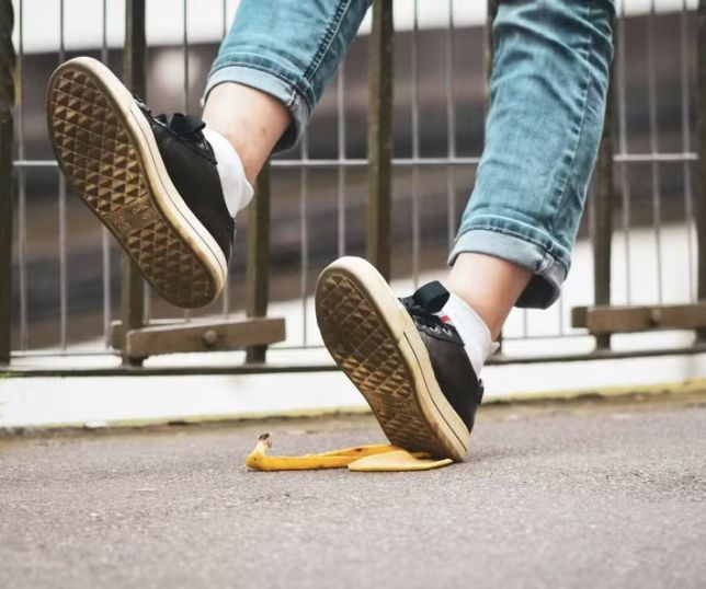 Por que damos risada quando alguém cai? Estudo científico explica o motivo; entenda