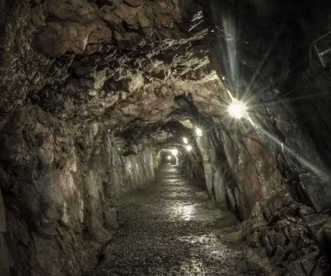 Misterioso complexo de túneis construído por Hitler com mão de obra judia se torna atração turística