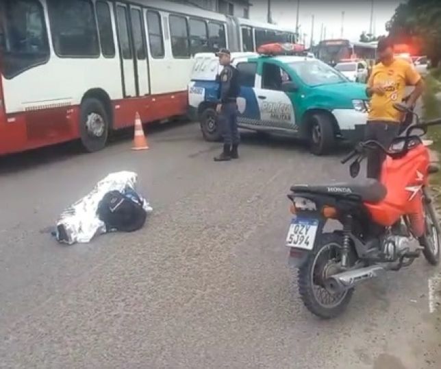 Homem morre na hora após passar com motocicleta em buraco na pista no bairro da Cidade Nova, Zona Norte de Manaus. VEJA VÍDEO E REPORTAGEM DO 'PORTAL DO ZACARIAS' AO VIVO