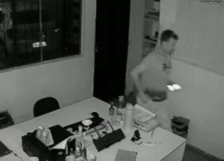 Veja quando mulher acha celular em banheiro de empresa em Manaus. VEJA VÍDEO