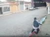 IMAGENS FORTES! Vídeo mostra momento em que homem é morto a golpes de foice no meio da rua. VEJA