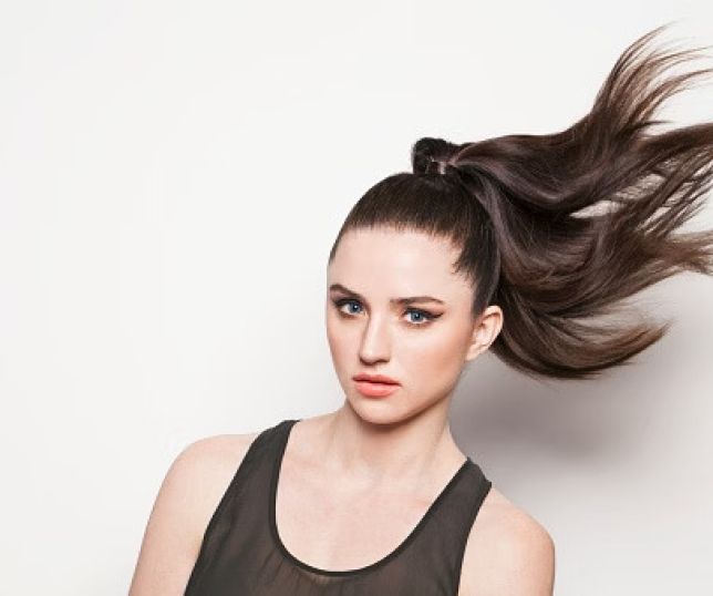 Penteado estilo ''clean girl'' pode causar alopecia; entenda como evitar