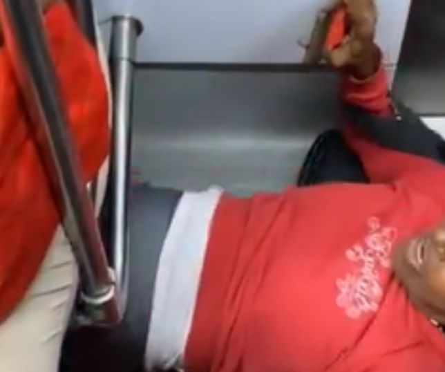 Mulher é flagrada dormindo embaixo de banco do metrô em São Paulo. VEJA VÍDEO