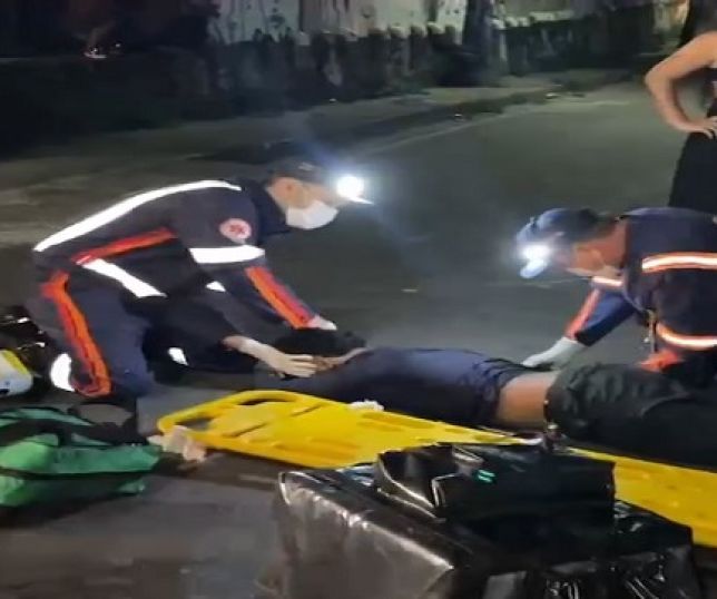 Entregador de delivery fica com ferimentos graves após colisão de motocicleta com carro no Conjunto Manoa, Zona Norte de Manaus