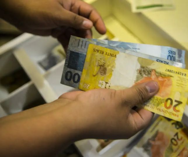 Rendimento médio dos brasileiros chega a R$ 3.270