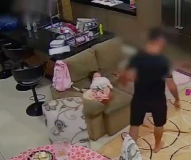 Imagens mostra momento em que homem tenta matar a ex-mulher na frente da filha após discussão. VEJA VÍDEO