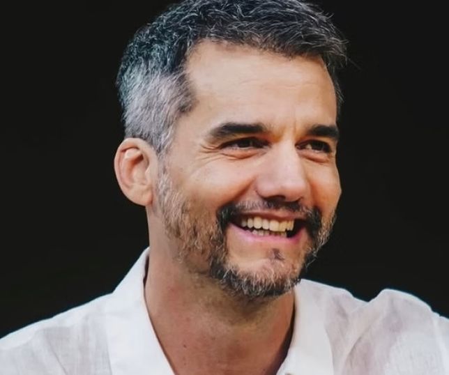 Filho de Wagner Moura posta foto com o pai e semelhança agita a web