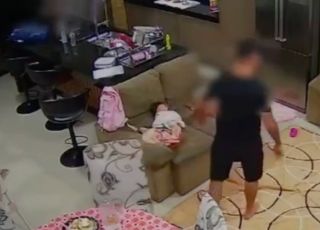 Imagens mostra momento em que homem tenta matar a ex-mulher na frente da filha após discussão. VEJA VÍDEO