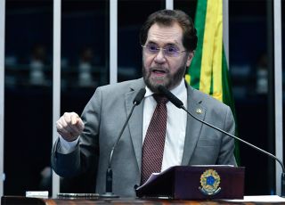Projeto que cria 18 novas cadeiras na Câmara é criticado por Plínio: ''Assalto aos cofres públicos''