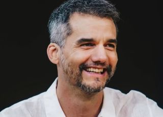 Filho de Wagner Moura posta foto com o pai e semelhança agita a web