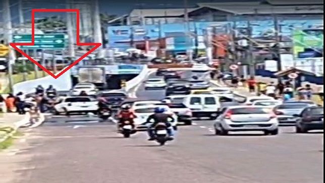 HOMEM FICA EM ESTADO GRAVE APÓS SER ATROLELADO NA FAIXA DE PEDESTRE PRÓXIMO AO VIADUTO REI PELÉ NA ZONA LESTE DE MANAUS. VEJA VÍDEO