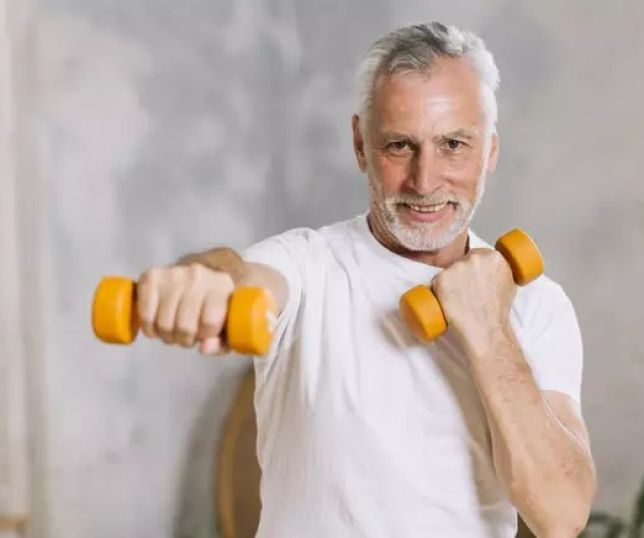 É preciso treinar mais para ganhar massa muscular após os 40?