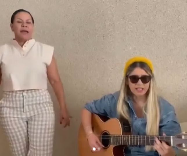 Ruth Moreira compra violão de Marília Mendonça após rifá-lo