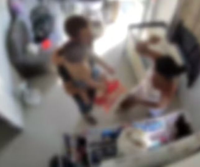 Homem provoca ex com faca antes de ser morto; mulher alega defesa. VEJA VÍDEO