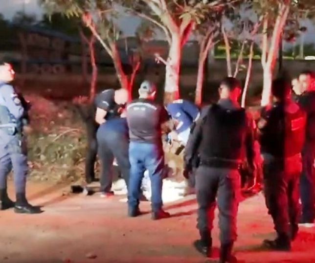 IMAGENS FORTES! Homem é assassinado a tiros após sair do estaleiro onde trabalhava no bairro da Compensa, Zona Oeste de Manaus. VEJA VÍDEO