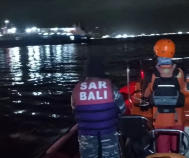 Balsa com 65 pessoas naufraga na Indonésia, e 38 seguem desaparecidas