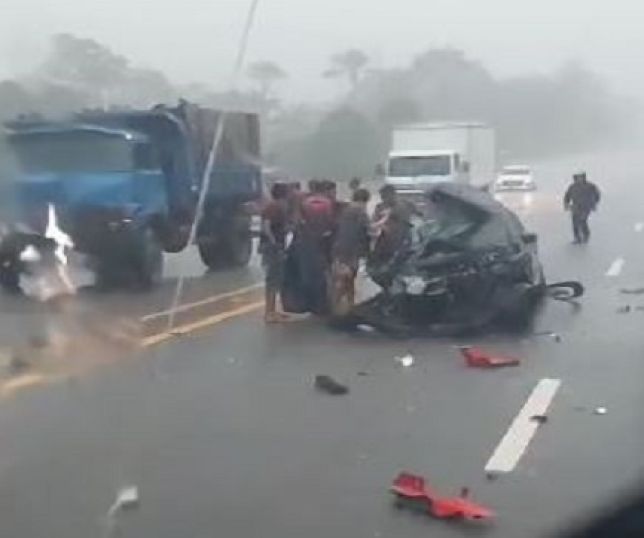 Carro colide com caminhão e um dos ocupantes fica preso entre as ferragens na rodovia AM-070, que liga Manaus a Manacapuru. VEJA VÍDEOS