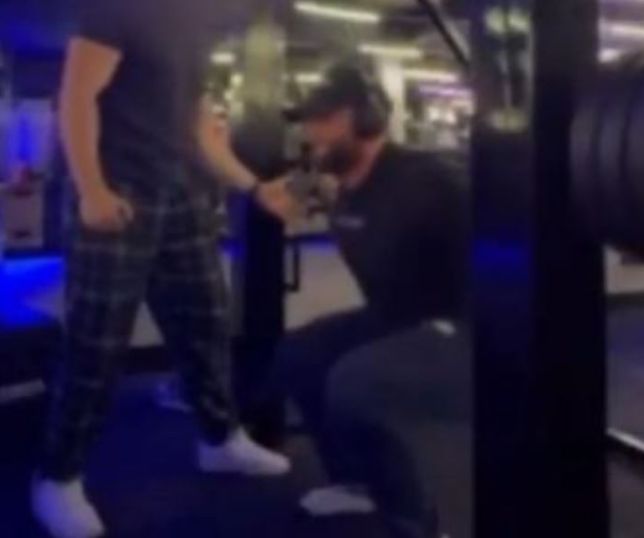 Jovem tenta agachamento com 140 kg e tem pernas quebradas. VEJA VÍDEO