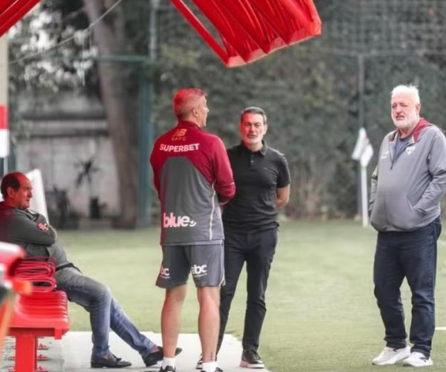 Missão lateral: Crespo debaterá quatro nomes com a diretoria do São Paulo em viagem ao Rio